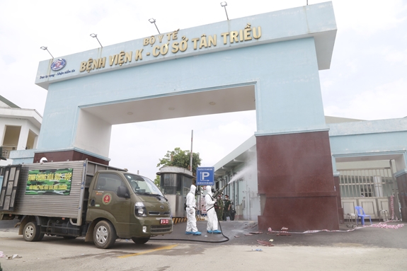 Khẩn cấp phun khử khuẩn Bệnh viện K Tân Triều